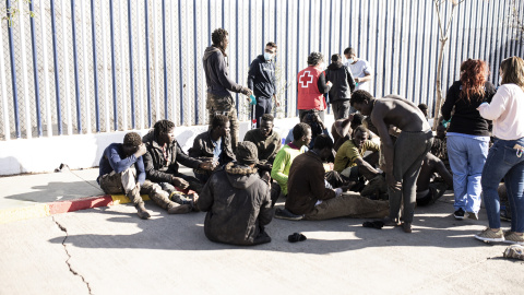 3/3/22-Varios migrantes son atendidos por personal de la Cruz Roja, tras saltar la de Melilla, a 2 de marzo de 2022, en Melilla (España).