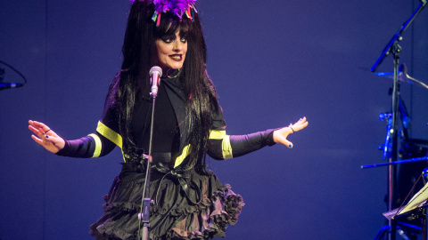 La cantante alemana Nina Hagen actuando en la ópera Komische Oper de Berlín en 2015.