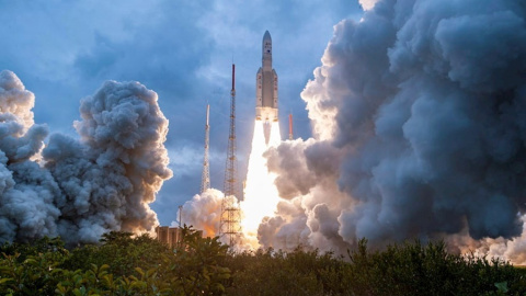 Lanzamiento del cohete Ariane 5 de Arianespace que transporta el telescopio espacial James Webb en el Centro Espacial de Kourou, en la Guayana Francesa.