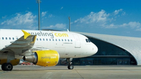 Vueling expresa su "compromiso" de reembolsar según la ley los billetes cancelados por el COVID