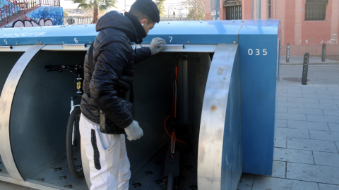 23-3-2023 Un usuari guardant el seu patinet elèctric al Bicibox