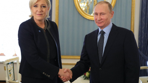 El presidente ruso, Vladimir Putin, se reúne con la candidata presidencial francesa del partido de extrema derecha Frente Nacional (FN), Marine Le Pen, en el Kremlin de Moscú el 24 de marzo de 2017.