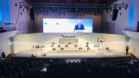 El presidente de Banco Sabadell, Josep Oliu, durante su intervención en la junta de accionistas de la entidad, celebrada en Alicante.