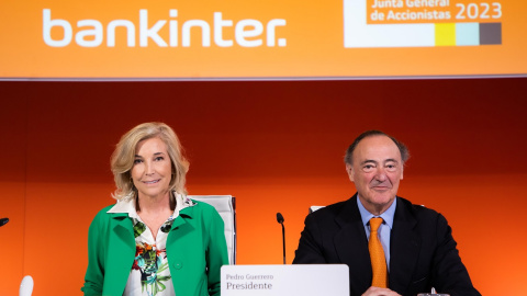 La consejera delegada de Bankiner, María Dolores Dancausa (i), y el presidente de la entidad, Pedro Guerrero, en la junta de accionistas.