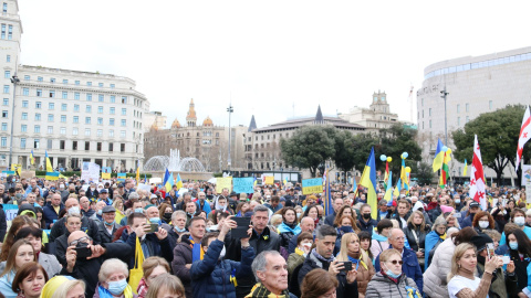 06/03/2022 - Centenars de persones, moltes ucraïneses, s'han aplegat aquest diumenge a la plaça de Catalunya de Barcelona contra la guerra.