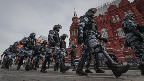 Policías rusos se despliegan antes de una manifestación no autorizada contra la operación especial rusa en Ucrania, en el centro de Moscú, Rusia, el 6 de marzo de 2022.