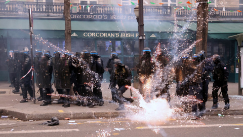 Fuegos artificiales impactan contra las fuerzas de seguridad en la manifestación contra la reforma de las pensiones en París, a 23 de marzo de 2023.