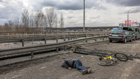 El cuerpo de un hombre muerto yace en el puente destruido junto a los autos abandonados dejados por personas que huyen de la ciudad de primera línea de Irpin, región de Kiev (Kiev), Ucrania, 07 de marzo de 2022.