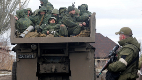 Miembros del servicio de tropas pro-rusas en uniformes sin insignias viajan en la parte trasera de un camión en la aldea de Bugas, controlada por los separatistas, durante el conflicto Ucrania-Rusia en la región de Donetsk, Ucrania, 6 de ma