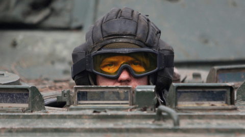 Un miembro del servicio de las tropas prorrusas conduce un vehículo blindado en la aldea de Bugas, controlada por los separatistas, durante el conflicto entre Ucrania y Rusia en la región de Donetsk, Ucrania, 6 de marzo de 2022. REUTERS/Ale