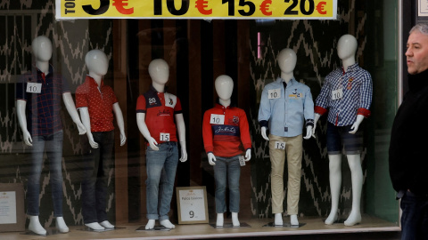 Mniquíes en el escaparate de una tienda en la localidad malagueña de Ronda. REUTERS/Jon Nazca