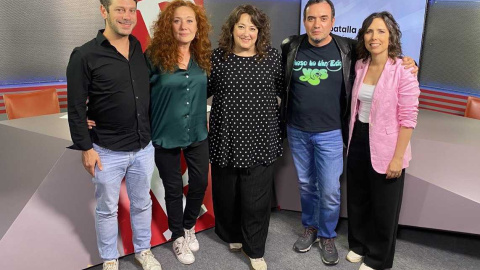 De izquierda a derecha, Sato Díaz, Cristina Fallarás, Virginia Pérez Alonso, David Torres y Marta Nebot, antes del debate.