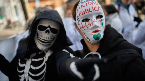 Dos personas con máscaras protestan durante una concentración de médicos y pediatras de Atención Primaria, por el centro de Madrid, a 15 de febrero de 2023, en Madrid (España).