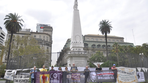 Representantes del Colectivo por los Olvidados de la Transición (COT) y de la asociación 'Todos los niños robados son también mis niños' en la Plaza de Mayo de Buenos Aires.