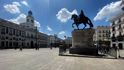 Vista de la estatua ecuestre de Carlos III en la Puerta del Sol, en Madrid.