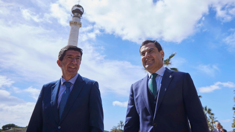 El presidente de la Junta, Juanma Moreno, (d) junto al vicepresidente de la Junta y consejero de Turismo, Juan Marín, (i) durante la rueda de prensa tras Consejo de Gobierno de la Junta de Andalucía en el Monasterio de Santa María de la Ráb