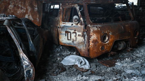 Vehículos calcinados en el hospital de Vysokopilla, en la región ucraniana de Jersón, que pasó nueve meses bajo control ruso. — MSF