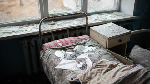 Cristales rotos sobre una cama del hospital de Lyman, en la región ucraniana de Donetsk.