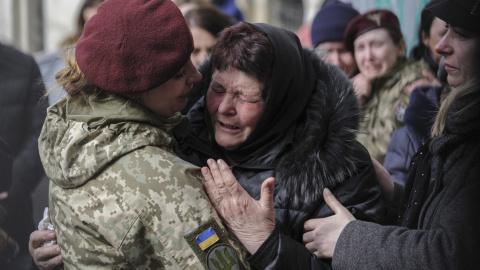 Una mujer ucraniana llora durante una ceremonia fúnebre de tres soldados ucranianos muertos en combates con las fuerzas rusas, en Lviv, Ucrania, 09 de marzo de 2022.