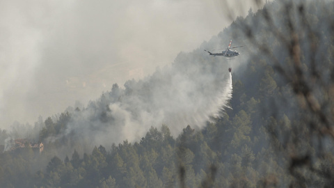 25/03/2023. Un helicóptero trabaja en la extinción del incendio en la zona de los Peiros, en la provincia de Teruel, a 25 de marzo de 2023.