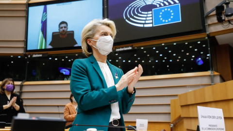 La presidenta de la Comisión Europea, Ursula von Der Leyen, aplaude tras la intervención del presidente de Ucrania, Volodymyr Zelenski, tras su intervención ante la Eurocámara.