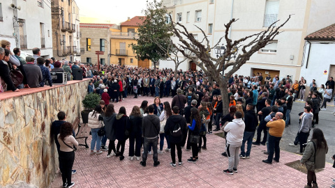 24/03/2023 - Concentració a la plaça major de Garcia contra el feminicidi d'una veÏna.