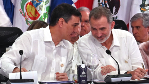 Pedro Sánchez y el rey Felipe VI, en la Cumbre Iberoamericana celebrada en Santo Domingo.