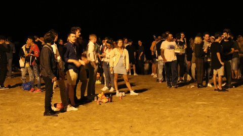 02/10/2021 - Imatge d'arxiu d'un botellot a la Barceloneta aquesta tardor.