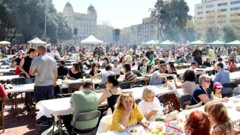 26/03/2023 - La calçotada multitudinària que s'ha fet a la plaça Catalunya de Barcelona en defensa de la sobirania alimentària.