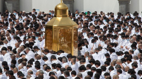 Los musulmanes realizan la oración del viernes en la Gran Mezquita de La Meca sin distanciamiento social después de que Arabia Saudita levantó las medidas de precaución y prevención relacionadas con la lucha contra Corona.