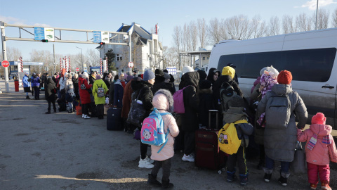 Cientos de ucranianos hacen cola para subirse a un minibus en la frontera entre Ucrania y Moldavia este 12 de marzo de 2022.