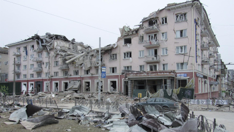 El estado ruinoso en el que ha quedado un hotel en la ciudad ucraniana de Chernihiv tras un bombardeo ruso este 12 de marzo de 2022.