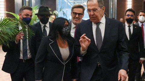 El ministro de Exteriores ruso, Sergei Lavrov, junto a la vicepresidenta de Venezuela, Delcy Rodriguez, en un encuentro este 10 de marzo de 2022 en la ciudad tuca de Antalya.