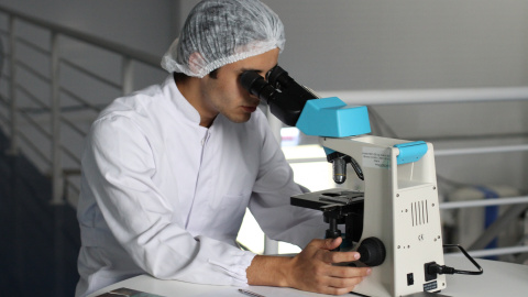 Trabajador analizando una muestra en un laboratorio