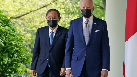 Joe Biden y el primer ministro de Japón, Yoshihide Suga, caminan por la columnata para participar en una conferencia de prensa conjunta en el Rose Garden de la Casa Blanca en Washington, DC el 16 de abril de 2021.