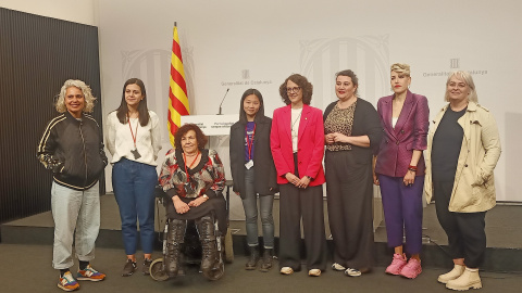 La consellera Tània Verge i la presidenta de l'Institut Català de les Dones, Meritxell Benedí, acompanyades d'activistes en la presentació del pla.