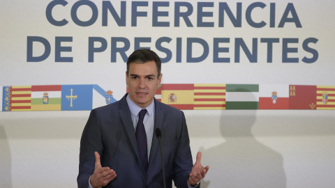 El presidente del Gobierno, Pedro Sánchez, durante su intervención en la reunión de la XXVI Conferencia de Presidentes se celebra este domingo en el Museo Arqueológico Benahoarita, en la localidad de Los Llanos de Aridane