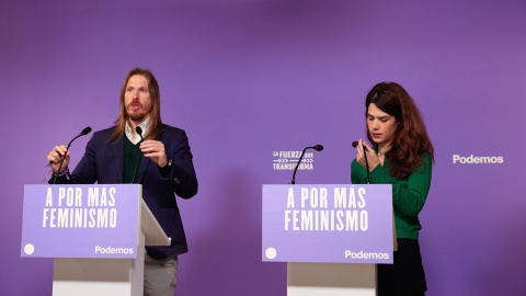 27/03/2023.- Los portavoces de Podemos, Isa Serra y Pablo Fernández, durante la rueda de prensa ofrecida este lunes en la sede de la formación, en Madrid. EFE/ Zipi