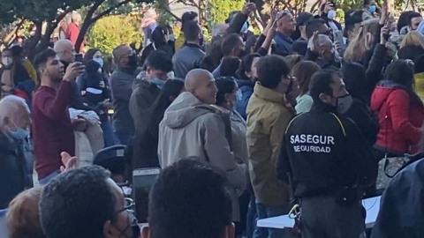 13/03/2022 Ciudadanos colombianos se agolpan a las puertas del centro de votación en Madrid, situado en la Casa de Campo