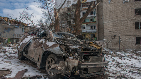 Un coche destruido durante un bombardeo en el centro de Kharkiv, Ucrania, el 13 de marzo de 2022.