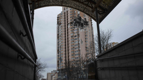 Un edificio de apartamentos de Kiev bombardeado durante el segundo día de la invasión rusa, este domingo.