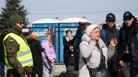 Una mujer ucraniana llora momentos después de cruzar la frontera hacia Polonia.