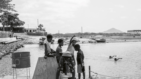 27/3/23 Un grupo de chicos y chicas en la playa y el muelle de Santamaría (Santa María).| Alba Díaz.