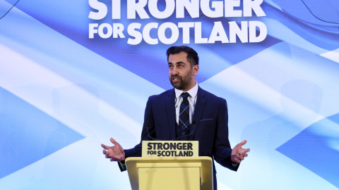 El nuevo líder del Partido Nacional Escocés, Humza Yousaf, durante su primer discurso en el estadio de Murrayfield  de Edimburgo.