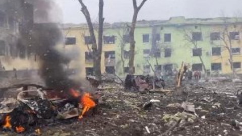 El drama humanitario se instala en Mariúpol tras el bombardeo ruso a un hospital infantil