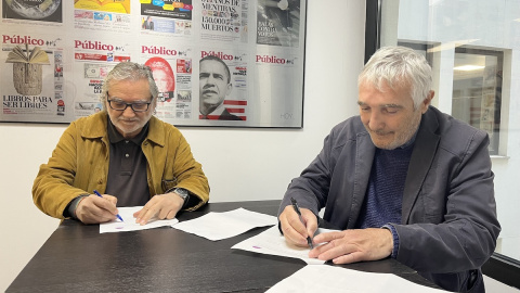 Fernando Lezcano (izqda.), presidente de la Fundación cultural 1º de Mayo, junto a Orencio Osuna (dcha.), director de la Fundación Estudios y Debate Espacio Público, rubrican el acuerdo de colaboración, a 27 de marzo de 2022.