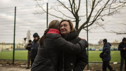 Viktoria, de 40 años, llora mientras observa el estado de su vivienda, en un bloque de pisos bombardeado por la artillería rusa en el distrito de Obolon, en las afueras de Kiev.