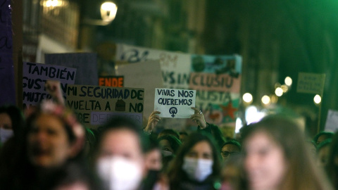 Un grupo de personas en una manifestación por el 8M, Día Internacional de la Mujer, a 8 de marzo de 2022, en Palma de Mallorca, Baleares.