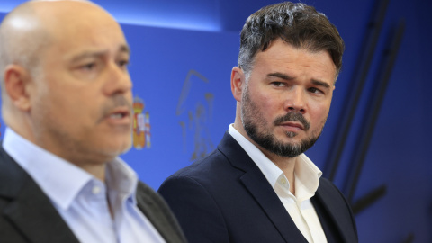 28/03/2023.- Los diputados de ERC, Jordi Salvador i Duch (i) y Gabriel Rufián, durante la rueda de prensa antes de la reunión de la Mesa del Congreso este martes. EFE/Zipi