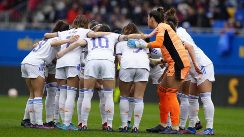 13/03/2022-Las jugadoras del Real Madrid femenino antes del partido contra el FC Barcelona disputado en el estadio Johan Cruyff de Sant Joan Despí este domingo.